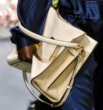 New York, Ny - 09 Şubat 2020: Bir model (çanta detayı) Tory Burch Sonbahar Moda Şovu 2020 'de podyumda yürüyor