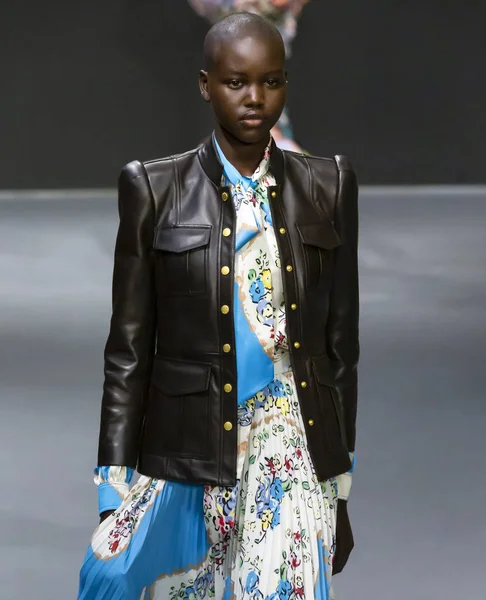 Nova York Fevereiro 2020 Adut Akech Caminha Passarela Desfile Moda — Fotografia de Stock