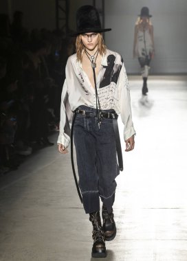 New York, New York - 8 Şubat 2020: Josefine Lynderup R13 Güz Kış Moda Şovu 'nda podyumda yürüyor