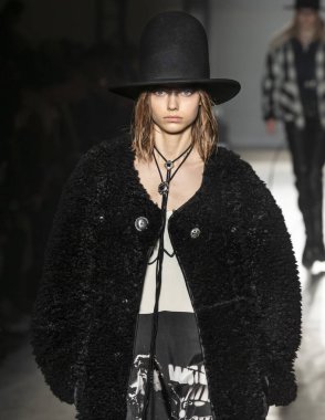 New York, New York - 08 Şubat 2020: Mathilde Henning R13 Güz Kış Moda Şovu 'nda podyumda yürüyor