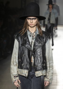 New York, New York - 08 Şubat 2020: Giselle Norman R13 Güz Kış Moda Gösterisi 'nde podyumda yürüyor