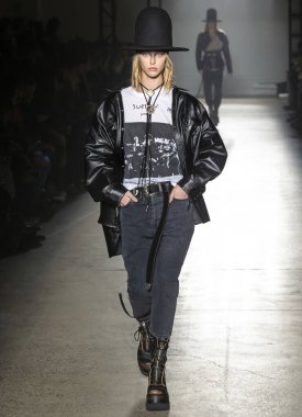 New York, New York - 08 Şubat 2020: Abby Champion R13 Güz Kış Moda Şovu 'nda podyumda yürüyor