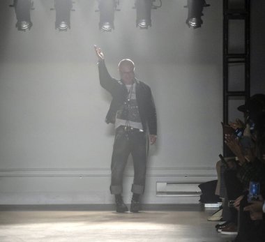 New York, New York - 08 Şubat 2020: Tasarımcı Chris Leba R13 Güz Kış Moda Şovu 'nda podyumda yürüyor