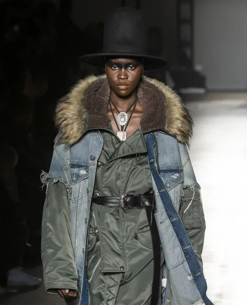 New York New York February 2020 Achenrin Madit Walks Runway — Stock Photo, Image