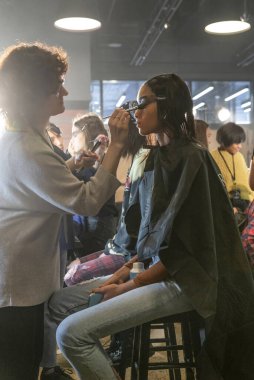 New York, Ny - 08 Şubat 2020: New York Moda Haftası sırasında R13 Kış Moda Şovu için sahne arkasında bir model hazırlanıyor