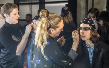 New York, Ny - 08 Şubat 2020: New York Moda Haftası sırasında R13 Kış Moda Şovu için sahne arkasında bir model hazırlanıyor