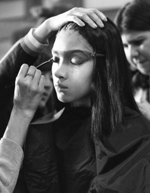 New York, Ny - 08 Şubat 2020: New York Moda Haftası sırasında R13 Kış Moda Şovu için sahne arkasında bir model hazırlanıyor