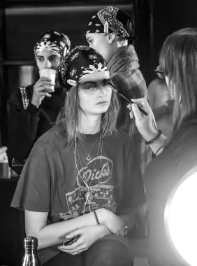 New York, Ny - 08 Şubat 2020: New York Moda Haftası sırasında R13 Kış Moda Şovu için sahne arkasında bir model hazırlanıyor