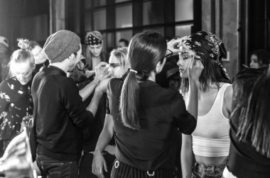 New York, Ny - 08 Şubat 2020: New York Moda Haftası sırasında R13 Kış Moda Şovu için sahne arkasında bir model hazırlanıyor