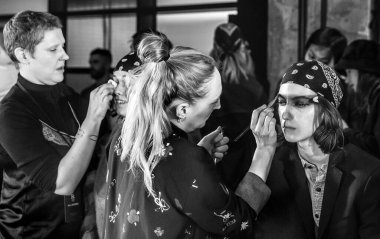 New York, Ny - 08 Şubat 2020: New York Moda Haftası sırasında R13 Kış Moda Şovu için sahne arkasında bir model hazırlanıyor