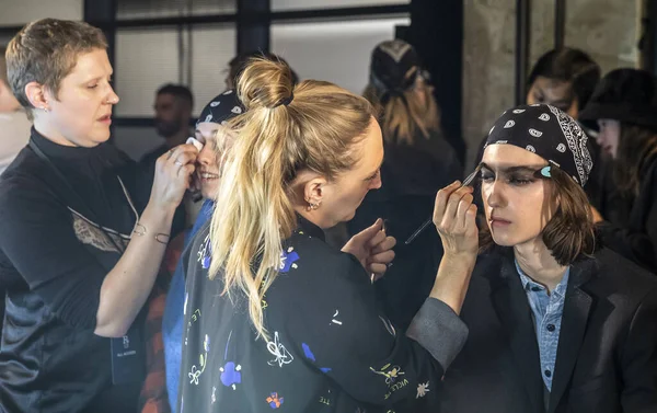 Nova York Fevereiro 2020 Modelo Prepara Nos Bastidores Para Desfile — Fotografia de Stock