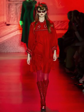 New York, New York - 10 Şubat 2020: Sara Grace Wallerstedt, Anna Sui Güz Kış Moda Gösterisi 'nde podyumda yürüyor