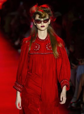 New York, New York - 10 Şubat 2020: Sara Grace Wallerstedt, Anna Sui Güz Kış Moda Gösterisi 'nde podyumda yürüyor