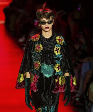 New York, New York - 10 Şubat 2020: Hiandra Martinez, Anna Sui Güz Kış Moda Gösterisi 'nde podyumda yürüyor