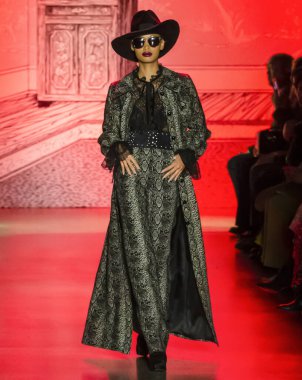 New York, New York - 10 Şubat 2020: Blesnya Minher, Anna Sui Güz Kış Moda Gösterisinde podyumda yürüyor