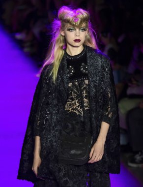 New York, New York - 10 Şubat 2020: Mariana Zaragoza, Anna Sui Güz Kış Moda Gösterisi 'nde podyumda yürüyor