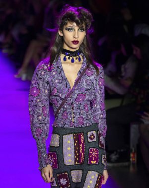 New York, New York - 10 Şubat 2020: Yasmin Wijnaldum, Anna Sui Güz Kış Gösterisi 'nde podyumda yürüyor