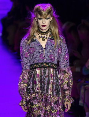 New York, New York - 10 Şubat 2020: Lexi Boling, Anna Sui Güz Kış Moda Gösterisi 'nde podyumda yürüyor