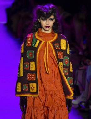 New York, New York - 10 Şubat 2020: Anita Pozzo, Anna Sui Güz Kış Şovu 'nda podyumda yürüyor