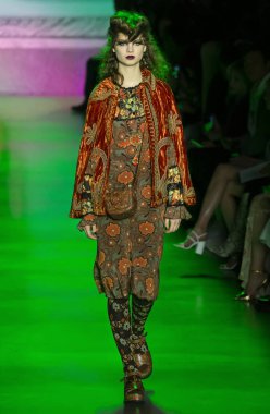 New York, New York - 10 Şubat 2020: Giselle Norman, Anna Sui Güz Kış Moda Gösterisi 'nde podyumda yürüyor