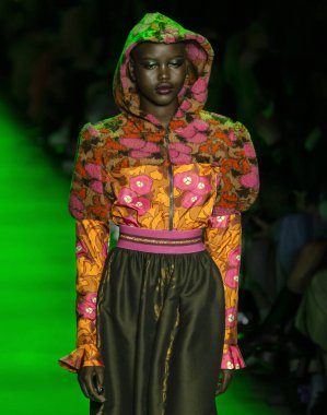 New York, New York - 10 Şubat 2020: Adut Akech, Anna Sui Güz Kış Moda Gösterisi 'nde podyumda yürüyor