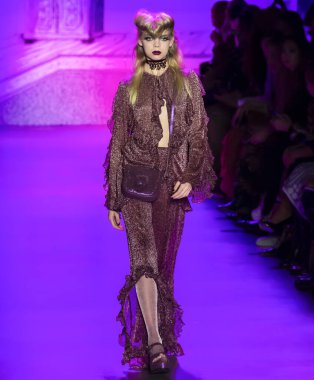 New York, New York - 10 Şubat 2020: Mariana Zaragoza, Anna Sui Güz Kış Moda Gösterisi 'nde podyumda yürüyor