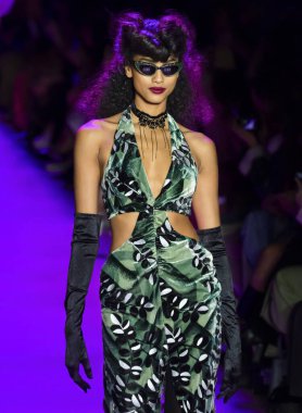 New York, New York - 10 Şubat 2020: Imaan Hammam, Anna Sui Güz Kış Moda Gösterisinde podyumda yürüyor