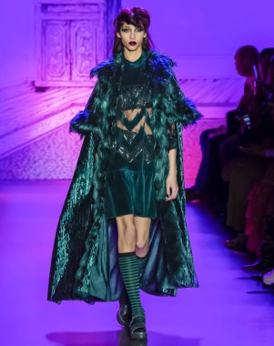 New York, New York - 10 Şubat 2020: Yasmin Wijnaldum, Anna Sui Güz Kış Gösterisi 'nde podyumda yürüyor