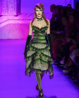 New York, New York - 10 Şubat 2020: Kristina Grikaite, Anna Sui Güz Kış Moda Gösterisi 'nde podyumda yürüyor
