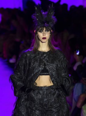 New York, New York - 10 Şubat 2020: Vaughan Ollier, Anna Sui Güz Kış Moda Gösterisi 'nde podyumda yürüyor