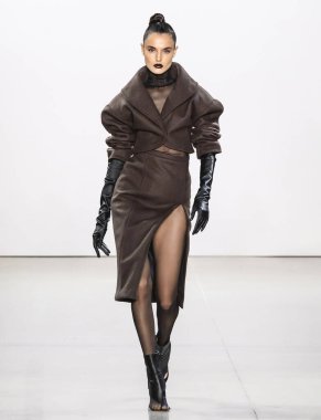 New York, New York - Şubat 08, 2020: Blanca Padilla LaQuan Smith Güz Kış Şovu 'nda podyumda yürüyor