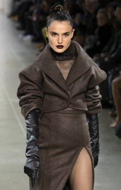 New York, New York - Şubat 08, 2020: Blanca Padilla LaQuan Smith Güz Kış Şovu 'nda podyumda yürüyor