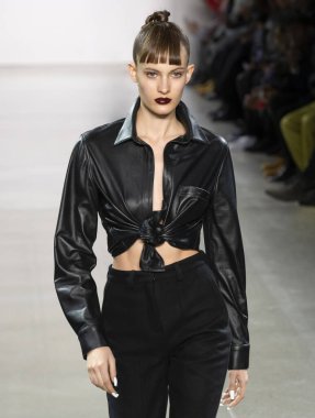 New York, New York - 08 Şubat 2020: Louise Lefebure LaQuan Smith Sonbahar Moda Gösterisi 'nde podyumda yürüyor