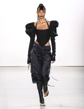 New York, New York - 08 Şubat 2020: Mayara Moreno LaQuan Smith Güz Kış Şovu 'nda podyumda yürüyor