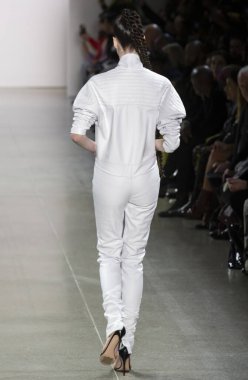 New York, New York - Şubat 08, 2020: Natasja Dragiç LaQuan Smith Güz Kış Şovu 'nda podyumda yürüyor