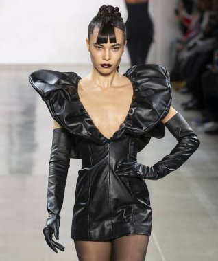 New York, New York - 08 Şubat 2020: Erin Eliopulos LaQuan Smith Güz Kış Şovu 'nda podyumda yürüyor