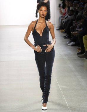 New York, New York - 08 Şubat 2020: Ariela Soares LaQuan Smith Güz Kış Şovu 'nda podyumda yürüyor