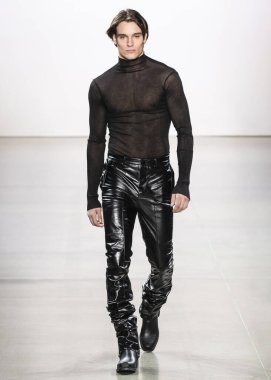 New York, New York - 08 Şubat 2020 Mason McKenrick LaQuan Smith Güz Kış Şovu 'nda podyumda yürüyor