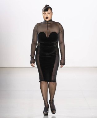 New York, New York - 08 Şubat 2020: Alva Claire LaQuan Smith Sonbahar Moda Gösterisi 'nde podyumda yürüyor