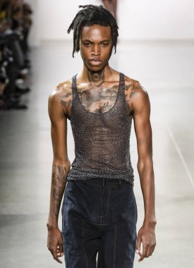 New York, New York - Şubat 08, 2020: Kareem LaQuan Smith Güz Kış Şovu 'nda podyumda yürüyor