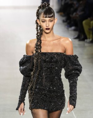 New York, New York - Şubat 08, 2020: Brittany Noon LaQuan Smith Güz Kış Şovu 'nda podyumda yürüyor