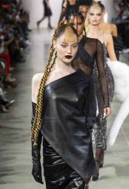 New York, New York - Şubat 08, 2020: Maartje Convens LaQuan Smith Güz Kış Şovu 'nda podyumda yürüyor