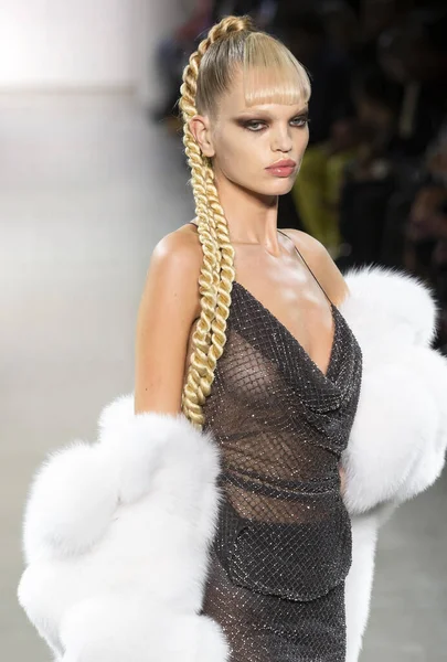 Nova York Nova York Fevereiro 2020 Daphne Groeneveld Caminha Pista — Fotografia de Stock