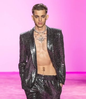 New York, New York - 06 Şubat 2020: Jeremy Ruehlemann Christian Siriano Sonbahar Moda Gösterisi 'nde podyumda yürüyor