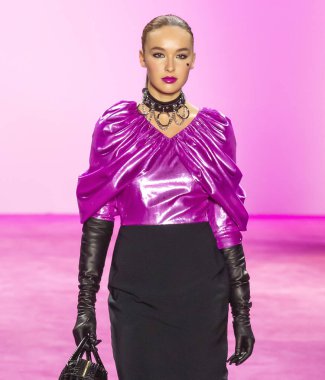 New York, New York - Şubat 06, 2020 Christian Siriano Sonbahar Moda Şovu 'nda bir model podyumda yürüyor