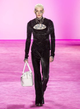 New York, New York - Şubat 06, 2020: Aidan Morris Christian Siriano Sonbahar Moda Şovu 'nda podyumda yürüyor