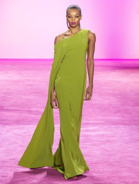 New York, New York - Şubat 06, 2020: Leah Brown Christian Siriano Sonbahar Moda Şovu 'nda podyumda yürüyor