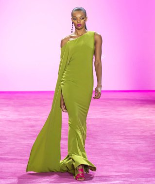 New York, New York - Şubat 06, 2020: Leah Brown Christian Siriano Sonbahar Moda Şovu 'nda podyumda yürüyor
