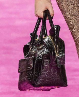 New York, New York - Şubat 06, 2020: Christian Siriano Sonbahar Moda Şovu 2020 'de bir model (çanta detayı) podyumda yürüyor