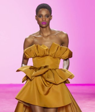 New York, New York - Şubat 06, 2020: Tara Falla Christian Siriano Sonbahar Moda Şovu 'nda podyumda yürüyor